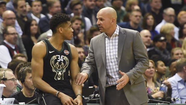 Milwaukee Bucks head coach Jason Kidd talks to forward Giannis Antetokounmpo (34